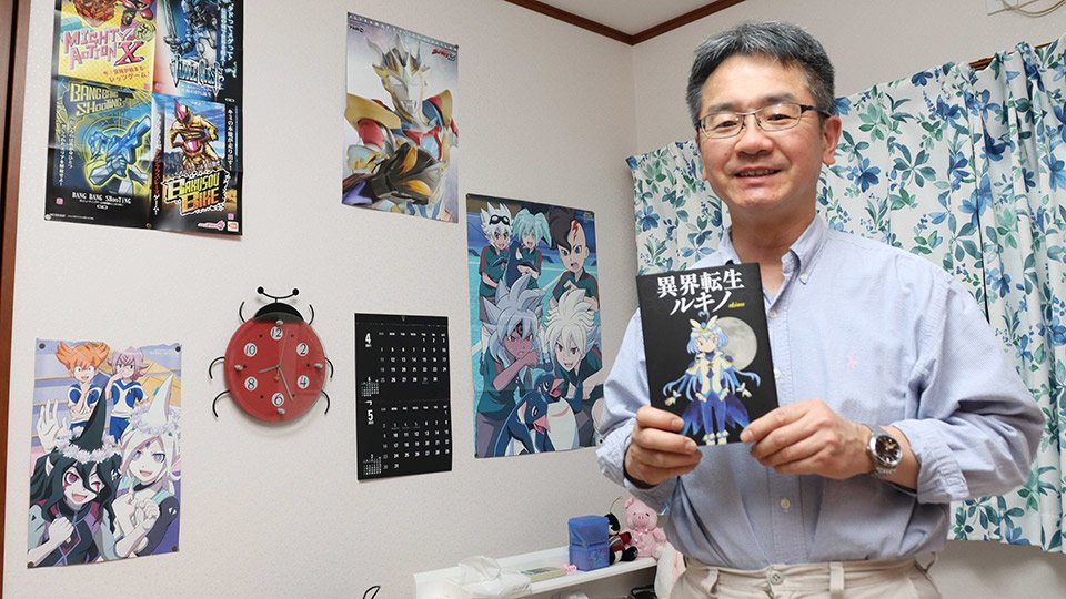 娘駒子さんの部屋で初版本を手にする畑中薫さん＝郡上市大和町徳永、畑中さん宅