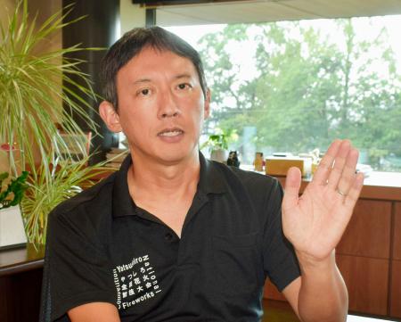 　インタビューに答える熊本県八代市の小野泰輔市長