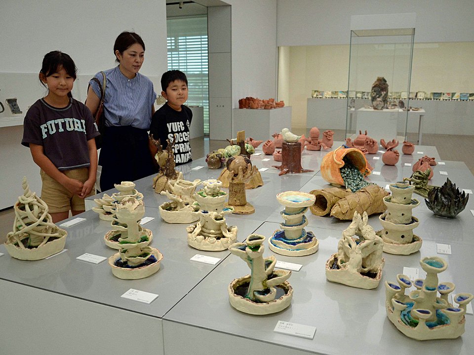 児童生徒のエネルギーが伝わる焼き物作品が並ぶ会場＝多治見市東町、県現代陶芸美術館