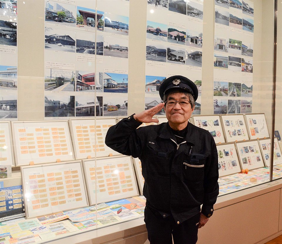 鉄道関連の写真やグッズを出品した本田博志さん＝関市小屋名、県博物館マイミュージアムギャラリー