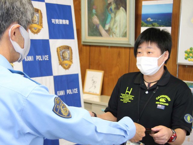 感謝状を受け取る岩月ちえりさん＝可児署