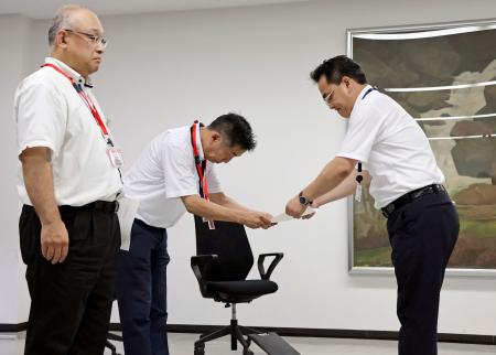 　愛知県と名古屋市の教育委員会幹部に児童や生徒を犯罪から守る対策を進めるよう要請し、文書を手渡す県警生活安全特別捜査課の三浦久直課長（右）＝１５日午前、県警本部