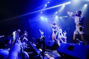 　中国湖南省長沙市内で行われた「透明教室とパラレルガール」のライブ＝５月（共同）