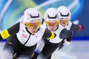　スピードスケート女子団体追い抜き３位決定戦で滑走する野明花菜（中央）ら日本。銅メダルを獲得した＝１７日、ミラノ（共同）