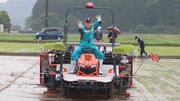 田植え機の上でポーズを取る三山ひろしさん＝山県市岩佐
