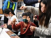 松ぼっくりや木で飾りを作る親子＝同市赤保木町