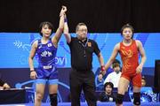 　女子５７キロ級で初戦の２回戦で勝利した藤波朱理（左）＝ノビサド（共同）