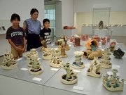 児童生徒のエネルギーが伝わる焼き物作品が並ぶ会場＝多治見市東町、県現代陶芸美術館
