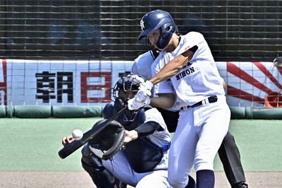 大垣日大×帝京大可児＝１回表、先制の二塁打を放つ大垣日大米津＝長良川