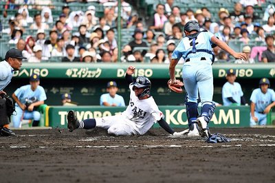 大垣日大×近江＝２回表大垣日大２死二塁、山内の適時打で二走山田が先制のホームイン＝阪神甲子園球場