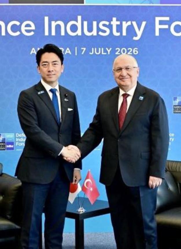 　握手を交わす小泉防衛相（左）とトルコのギュレル国防相＝７日、アンカラ（防衛省提供、共同）