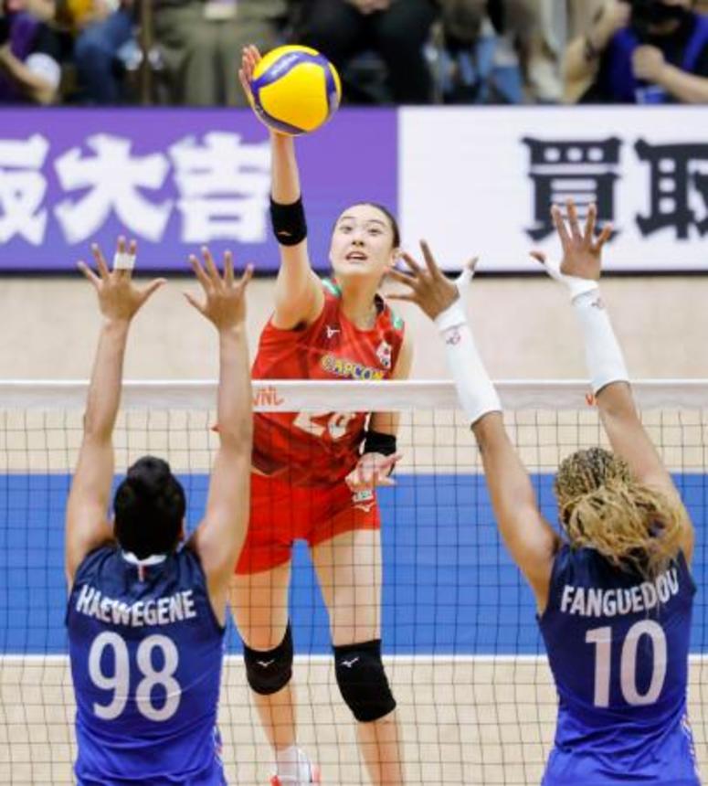 　日本―フランス　第１セット、スパイクを決める佐藤＝千葉ポートアリーナ