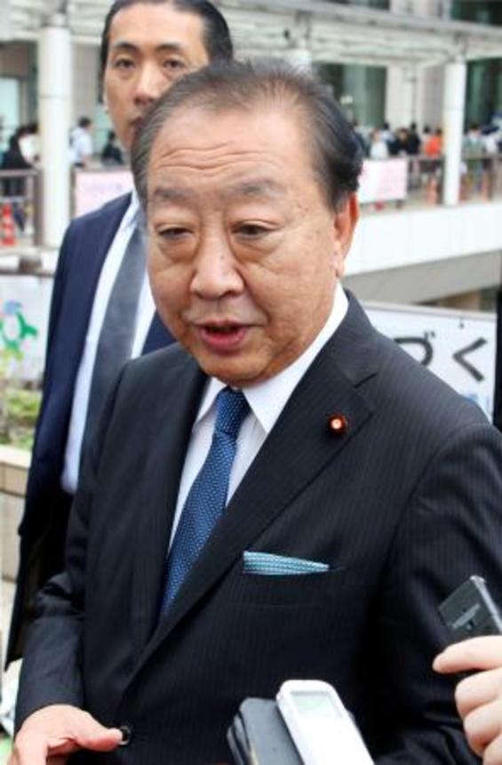 　東京都立川市で記者団の取材に応じる立憲民主党の野田代表＝１４日午後