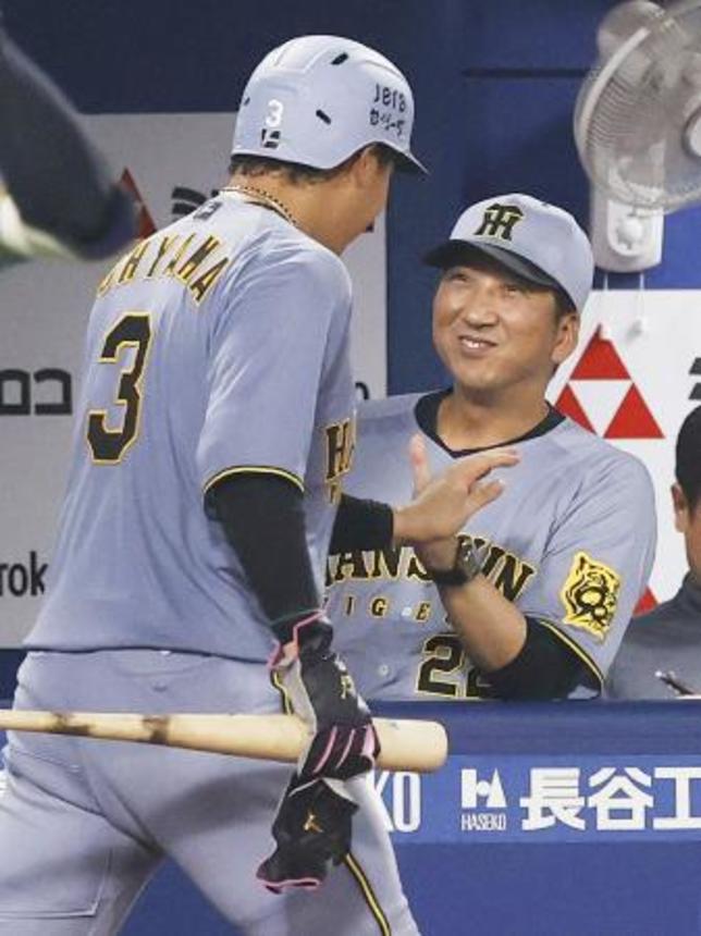 　５日のＤｅＮＡ戦で笑顔を見せる阪神の藤川監督＝横浜
