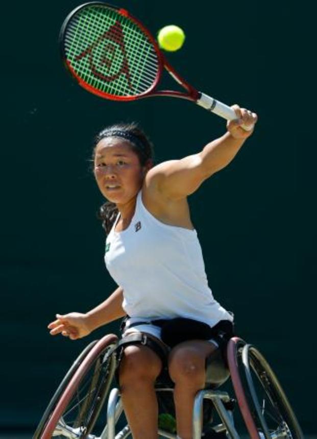 　車いすの部女子シングルス決勝　プレーする上地結衣＝ウィンブルドン（共同）