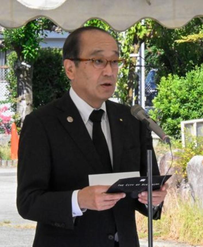 　広島土砂災害から１２年、慰霊式で追悼の辞を述べる広島市の松井一実市長＝２０日午前、広島市安佐南区