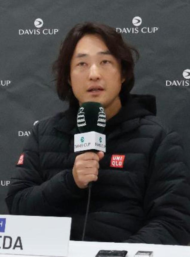 　男子テニスのデビス杯予選１回戦を前に、記者会見で意気込みを語る日本代表の添田豪監督＝４日、有明コロシアム