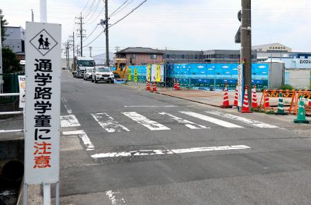 　登校中の小学１年の女児がはねられ、死亡する事故があった横断歩道＝１５日午後、愛知県小牧市