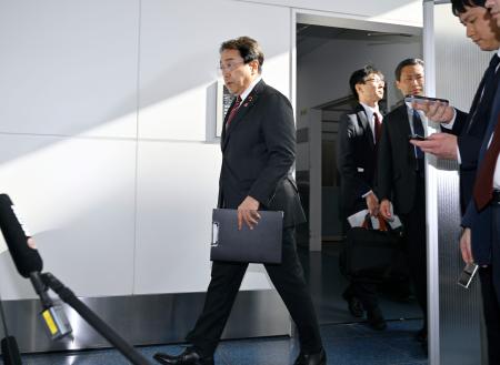 　高関税政策を巡る米国との初の担当閣僚協議を終え帰国し、取材対応に臨む赤沢経済再生相＝１８日午後、羽田空港