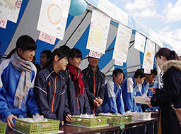アイデア具材が詰まったパンを販売する生徒たち＝加茂郡川辺町中川辺、町役場駐車場
