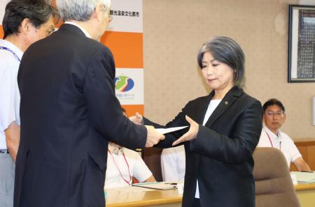 　地元記者クラブから要請書を受け取る、静岡県伊東市の田久保真紀市長＝２９日午前、伊東市役所