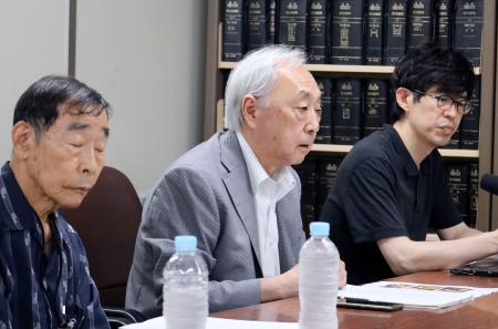 　記者会見する、全国被害弁護団の新里宏二共同代表（中央）＝３０日午前、東京・霞が関の司法記者クラブ