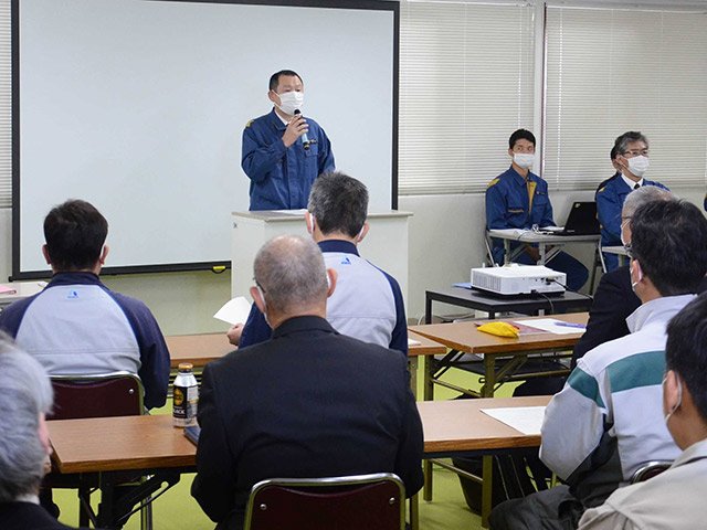 安全推進協議会の冒頭であいさつする梅村哲男担当部長＝２５日午前、中津川市茄子川、中央新幹線岐阜県駅（仮称）新設工事共同企業体事務所