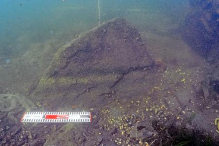 　坂本城跡の本丸石垣付近で、琵琶湖岸の水中から見つかった石群の一部＝２０２２年１０月、大津市（京都橘大提供）
