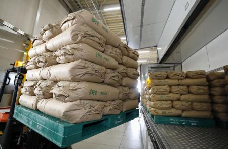 　保管倉庫から搬出される政府の備蓄米＝２０２５年３月、埼玉県内