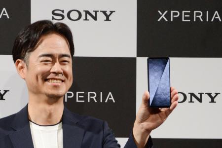 　発表会で新型エクスペリアをアピールするソニーの大沢斉氏＝５月、東京都渋谷区