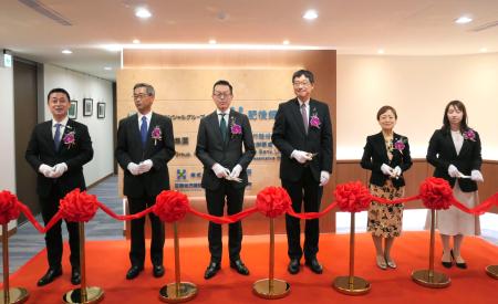 　開所式に出席した肥後銀行の岩下酉紀氏（左から３人目）ら＝２０日、台北市（共同）