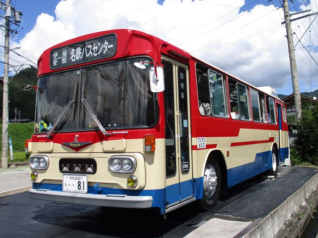 ブルドッグの愛称がある旧型のバス＝飛騨市古川町