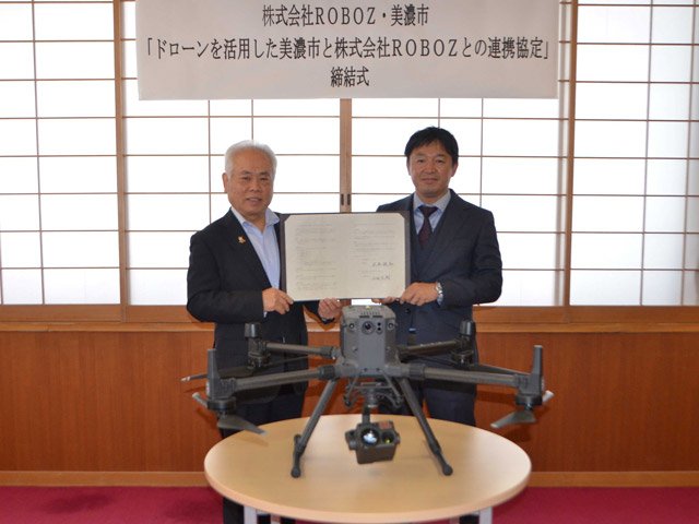 連携協定を締結した石田宏樹社長（右）と武藤鉄弘市長＝美濃市上条、市防災・中央コミュニティセンター