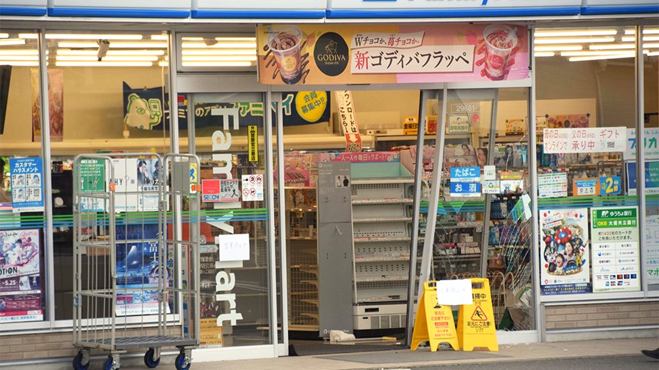 車が衝突し、出入り口のガラスなどが壊れたコンビニ＝１２日午後６時１３分、大垣市小泉町