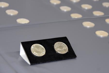 　偽造された昭和天皇在位６０年記念の１万円銀貨＝７日午後、警視庁小岩署