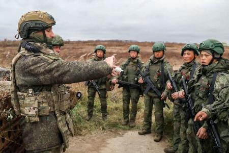 　タス通信が２０２５年４月２８日に配信した、ロシア西部クルスク州の作戦に参加する北朝鮮兵の射撃訓練（タス＝共同）