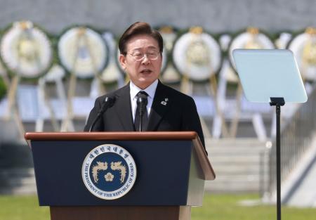 　６日、ソウルで開かれた「顕忠日」の政府式典で演説する韓国の李在明大統領（聯合＝共同）