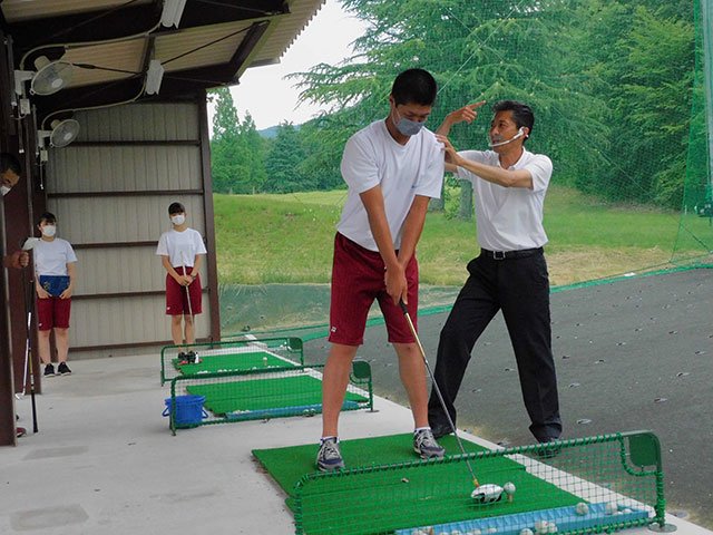 学校敷地内にあるゴルフ練習場で授業を受ける生徒＝瑞浪市稲津町、麗澤瑞浪高