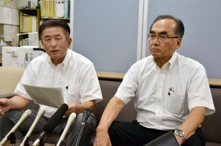 　遺児育英基金について記者会見する、呼びかけ人の藤本百男兵庫県議（右）ら＝１８日午後、神戸市中央区