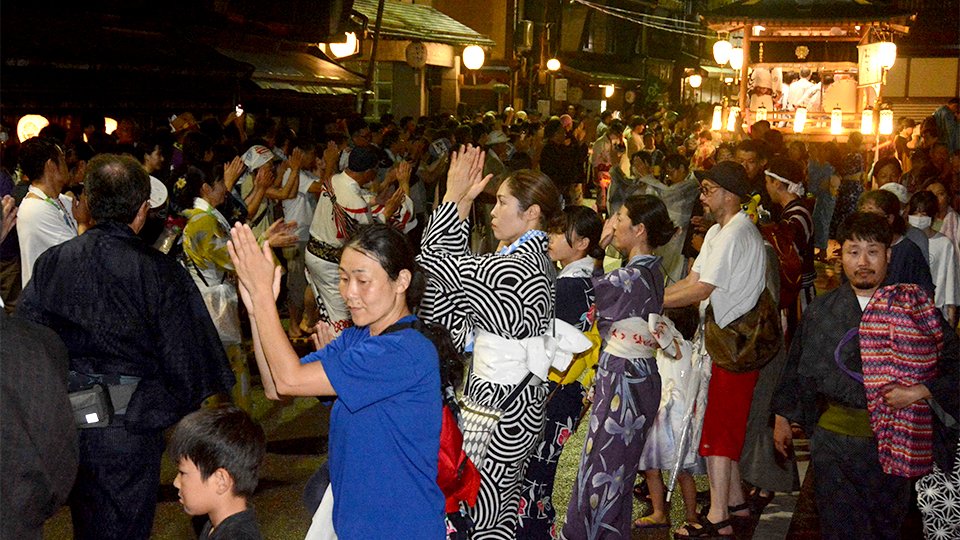 徹夜おどりの踊りの輪が広がり、熱気に包まれる会場＝同