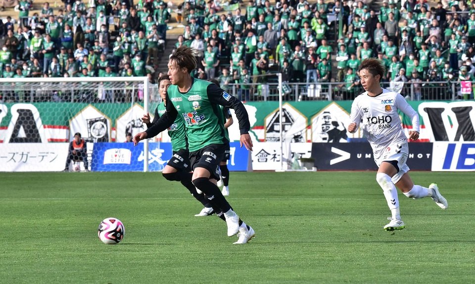 ＦＣ岐阜×名古屋＝前半、攻め込むＦＣ岐阜のＭＦ北＝長良川競技場