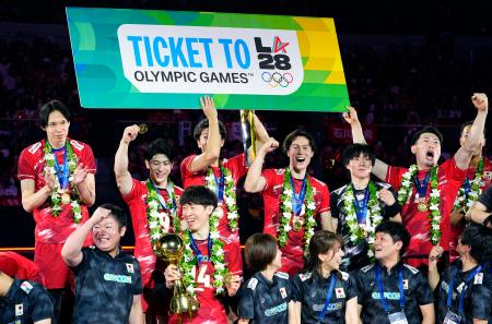 　イランを破って優勝し、喜ぶ日本代表の選手たち＝北九州市立総合体育館