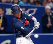 　５回日本代表１死一、二塁、坂本が右前に適時打を放つ＝バンテリンドーム