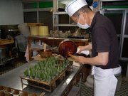 昭和初期に考案された笹巻羊羹。製法は１００年ほど受け継がれている＝飛騨市神岡町船津、金木戸屋