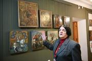 　ベラルーシ南東部ゴメリ州のベトカ博物館に４５年以上務めるガリーナ・グレゴリエブナさん＝４月、ゴメリ（共同）