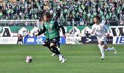ＦＣ岐阜×名古屋＝前半、攻め込むＦＣ岐阜のＭＦ北＝長良川競技場