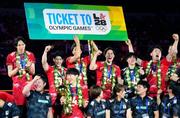 　イランを破って優勝し、喜ぶ日本代表の選手たち＝北九州市立総合体育館