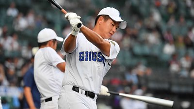 全国高校野球選手権大会で、熱中症対策として白色の帽子を着用して試合に臨んでいる県岐阜商の選手たち＝１５日午後、兵庫県西宮市、甲子園球場（撮影・坂井萌香）