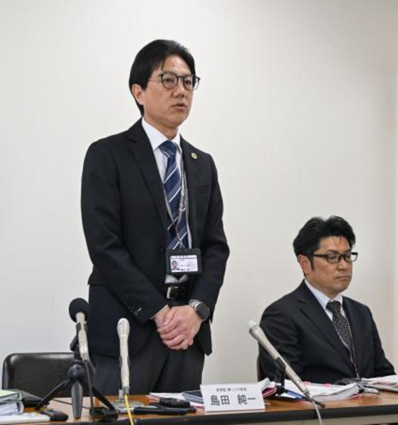 　大阪府泉佐野市役所で赤ちゃんポストなどの事業について説明する同市の担当職員＝１１日午後