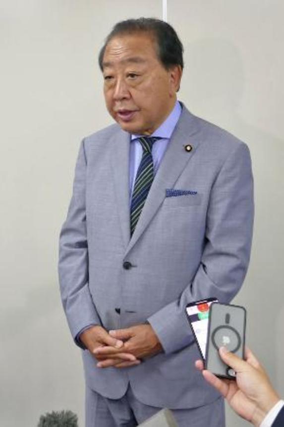 　連合の芳野友子会長と面会後、記者団の取材に応じる立憲民主党の野田代表＝２２日午前、東京都内